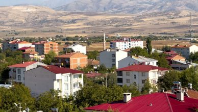 Panoramic view of Kovancılar town with red-roofed buildings against a backdrop of mountains in Elazığ, Türkiye. — All You Nee