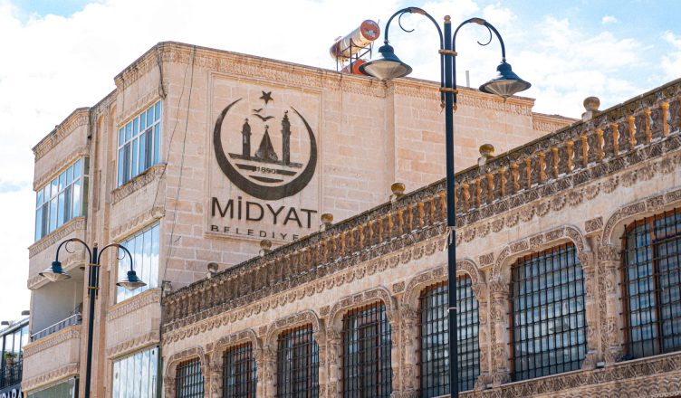 Ornate stone architecture of Midyat, showcasing the unique historical design and craftsmanship in Mardin, Türkiye. — Ensure c