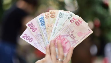 Hand holding multiple denominations of Turkish Lira banknotes outdoors. — Explain the framework of the iot platform