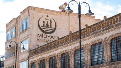 Ornate stone architecture of Midyat, showcasing the unique historical design and craftsmanship in Mardin, Türkiye. — How To A