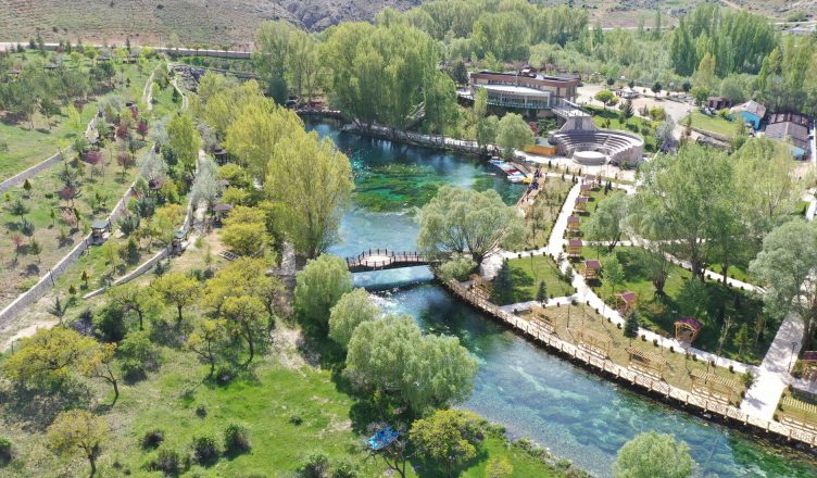 Beautiful aerial view of a park with a river and greenery in Turkey. — How To Build A Good Resume Build?