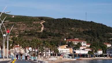 A beautiful coastal promenade in Foça, İzmir with a hillside backdrop, perfect for a relaxing stroll. — Most Important Qualit