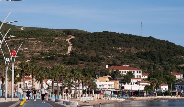 A beautiful coastal promenade in Foça, İzmir with a hillside backdrop, perfect for a relaxing stroll. — Most Important Qualit