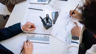Business team analyzing financial charts and graphs during a collaborative meeting. — The age of showmanship and how can you