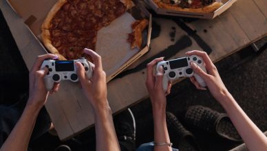 Two people enjoying a gaming session with pizza, creating a cozy and fun atmosphere. — Your Guide to Finding the Best No Depo