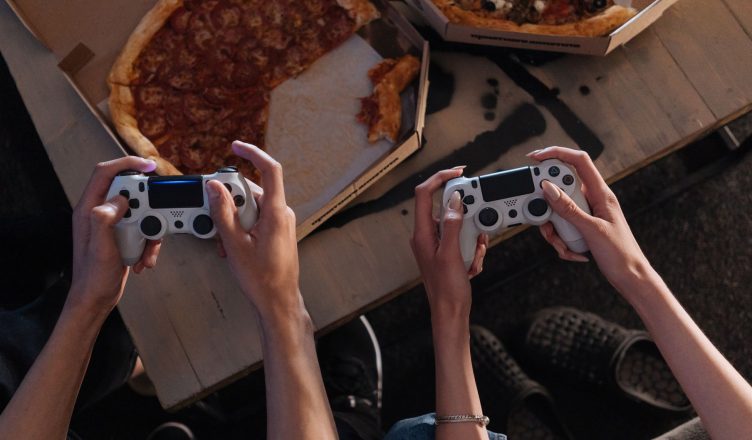 Two people enjoying a gaming session with pizza, creating a cozy and fun atmosphere. — Your Guide to Finding the Best No Depo